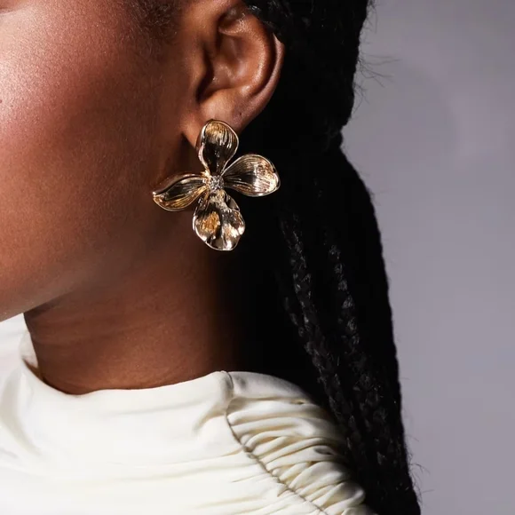 Aldo Gold Petal Floral Stud Earrings Comes W Accessory Pouch - Picture 5 of 7